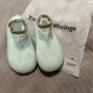 Tiny Explorings Green slip on Shoes, size 22/23 Toddler size 6